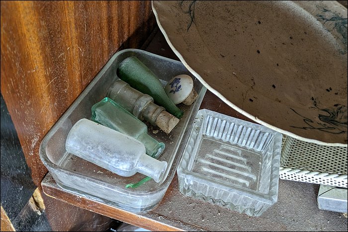 Anciens flacons en urbex