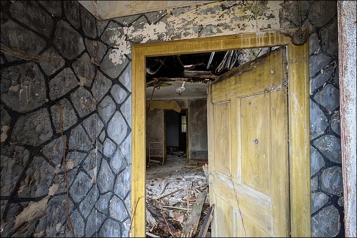 Porte d'entrée sur la maison abandonnée